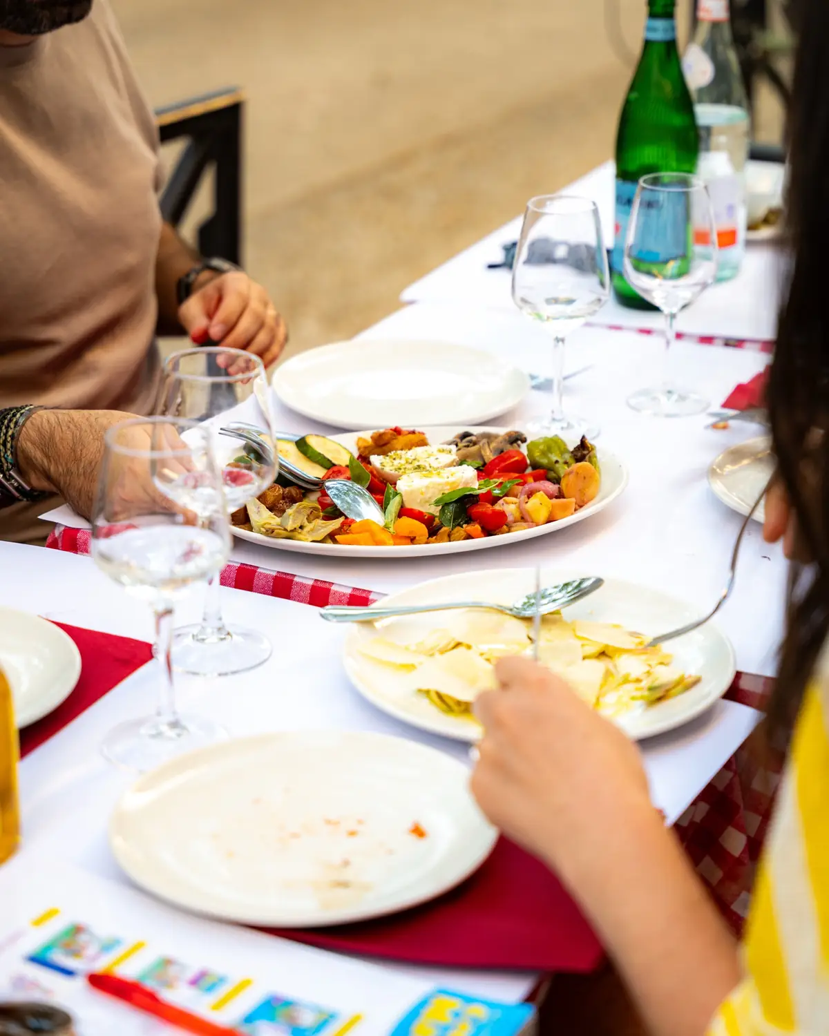 Une table garnie de plats italiens